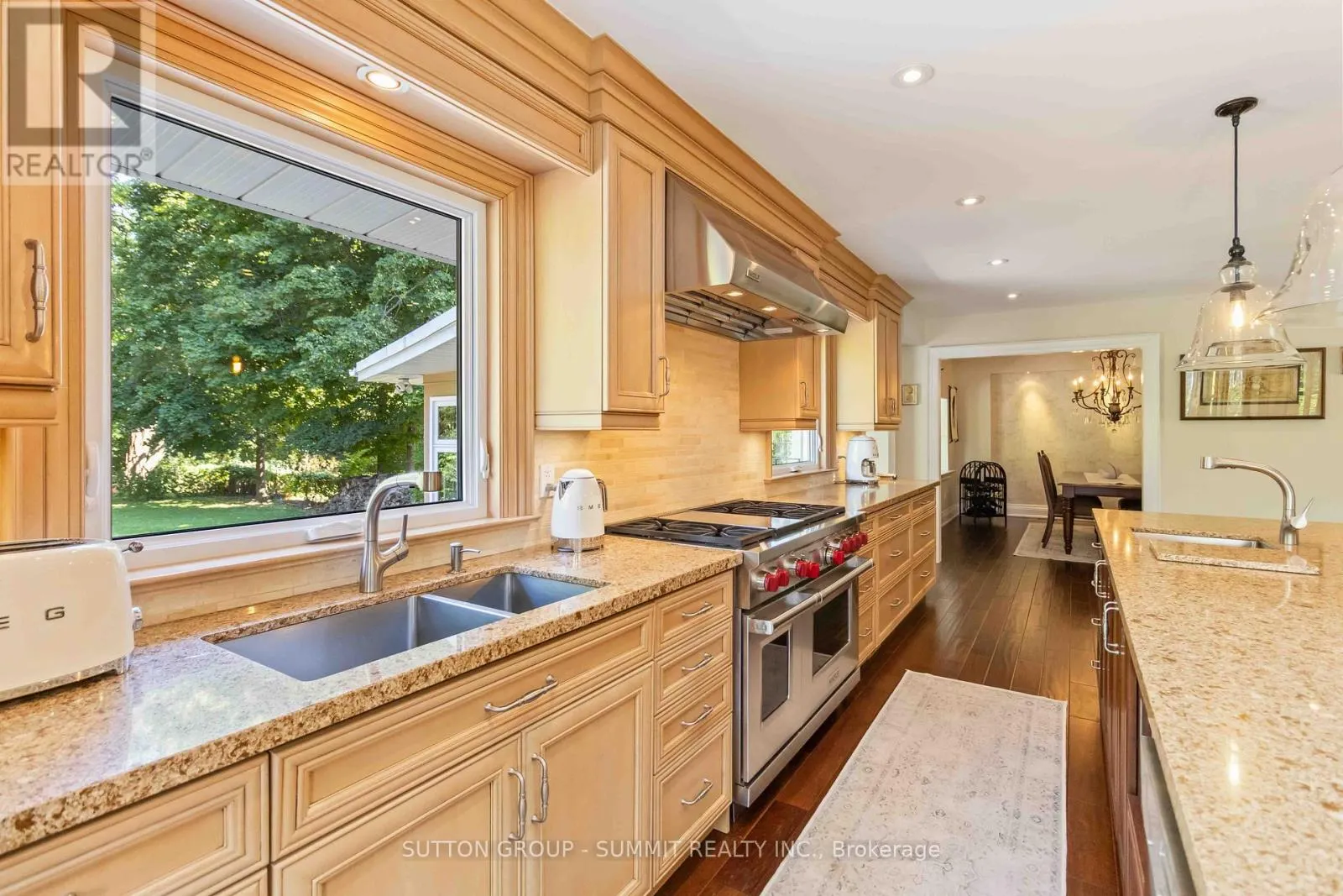 353 QUEEN STREET S