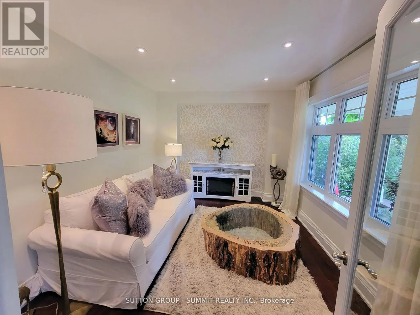 353 QUEEN STREET S