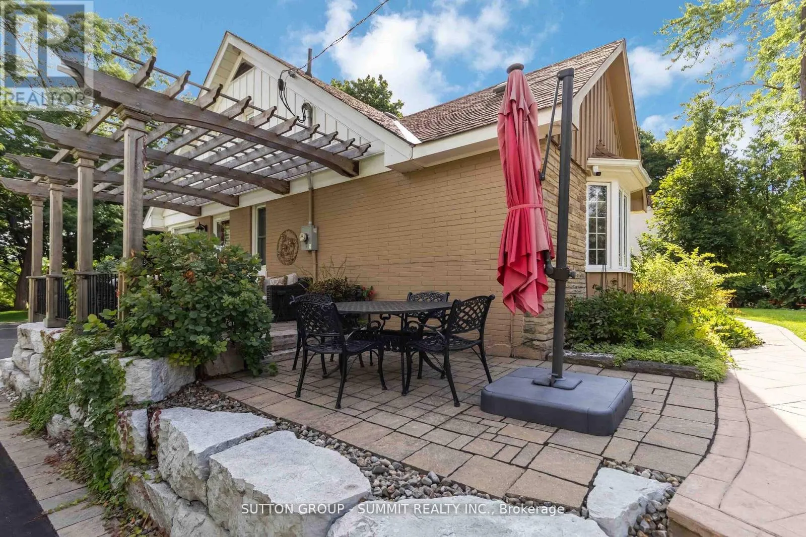 353 QUEEN STREET S