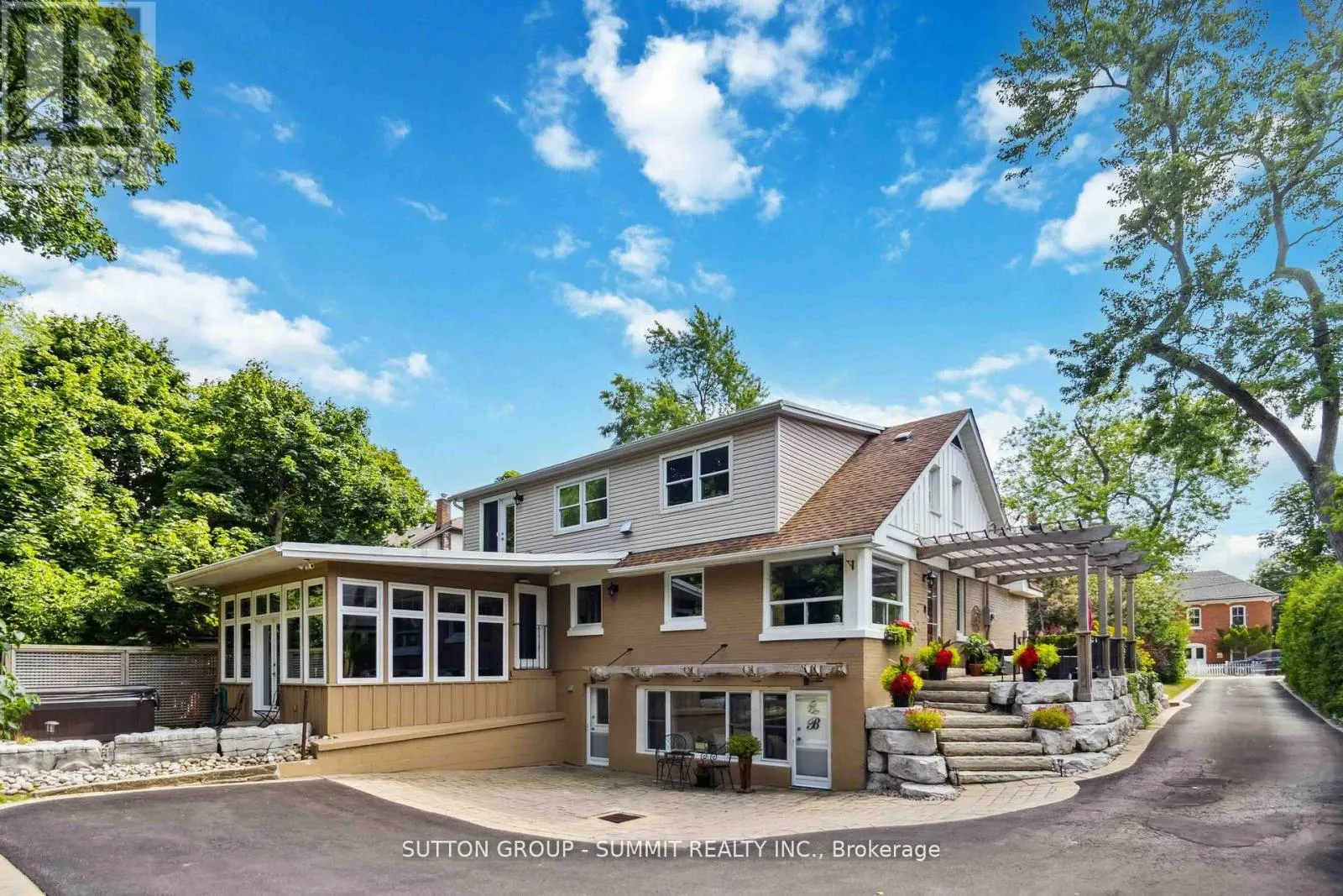 353 QUEEN STREET S
