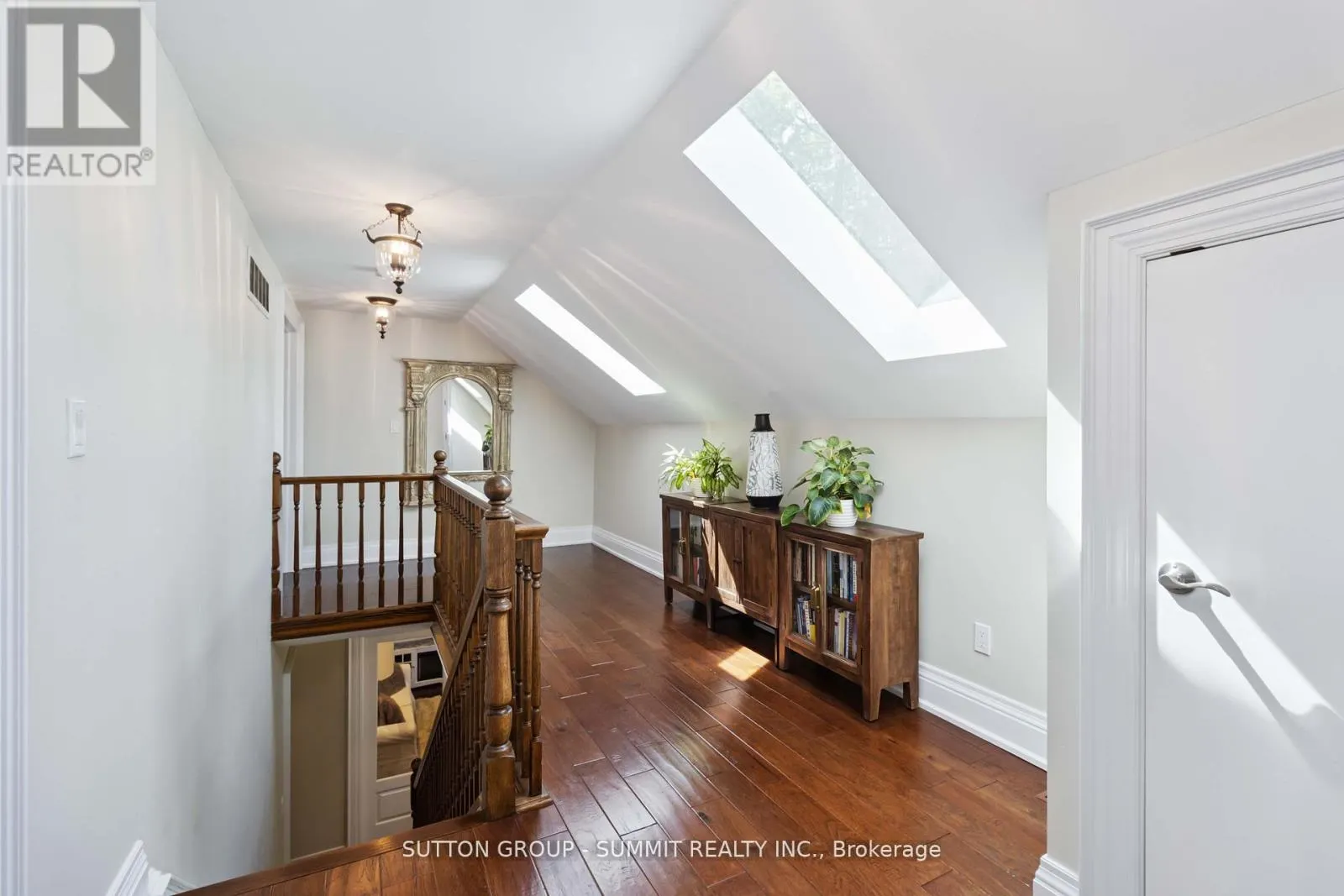 353 QUEEN STREET S