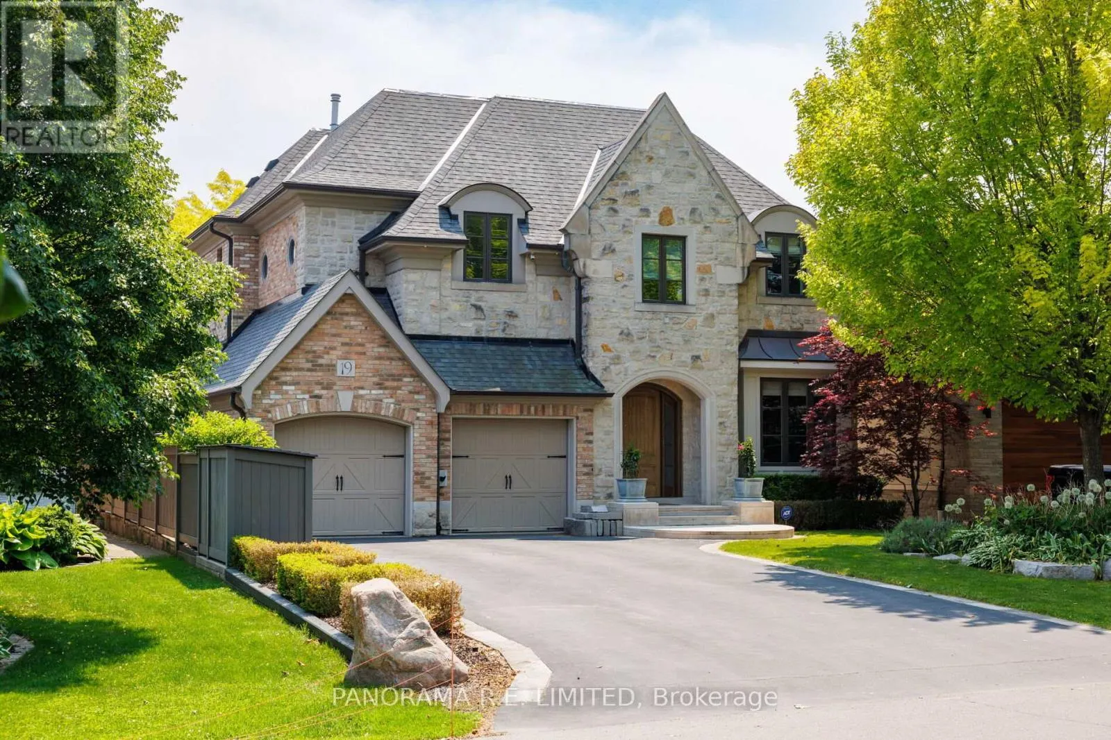 19 GRAYSTONE GARDENS
