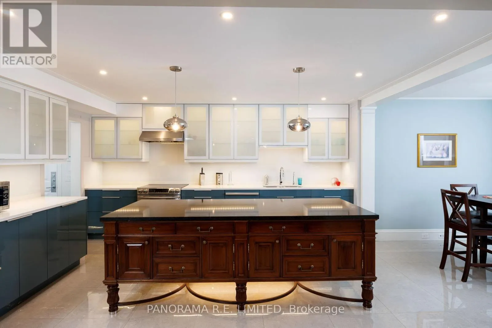 19 GRAYSTONE GARDENS