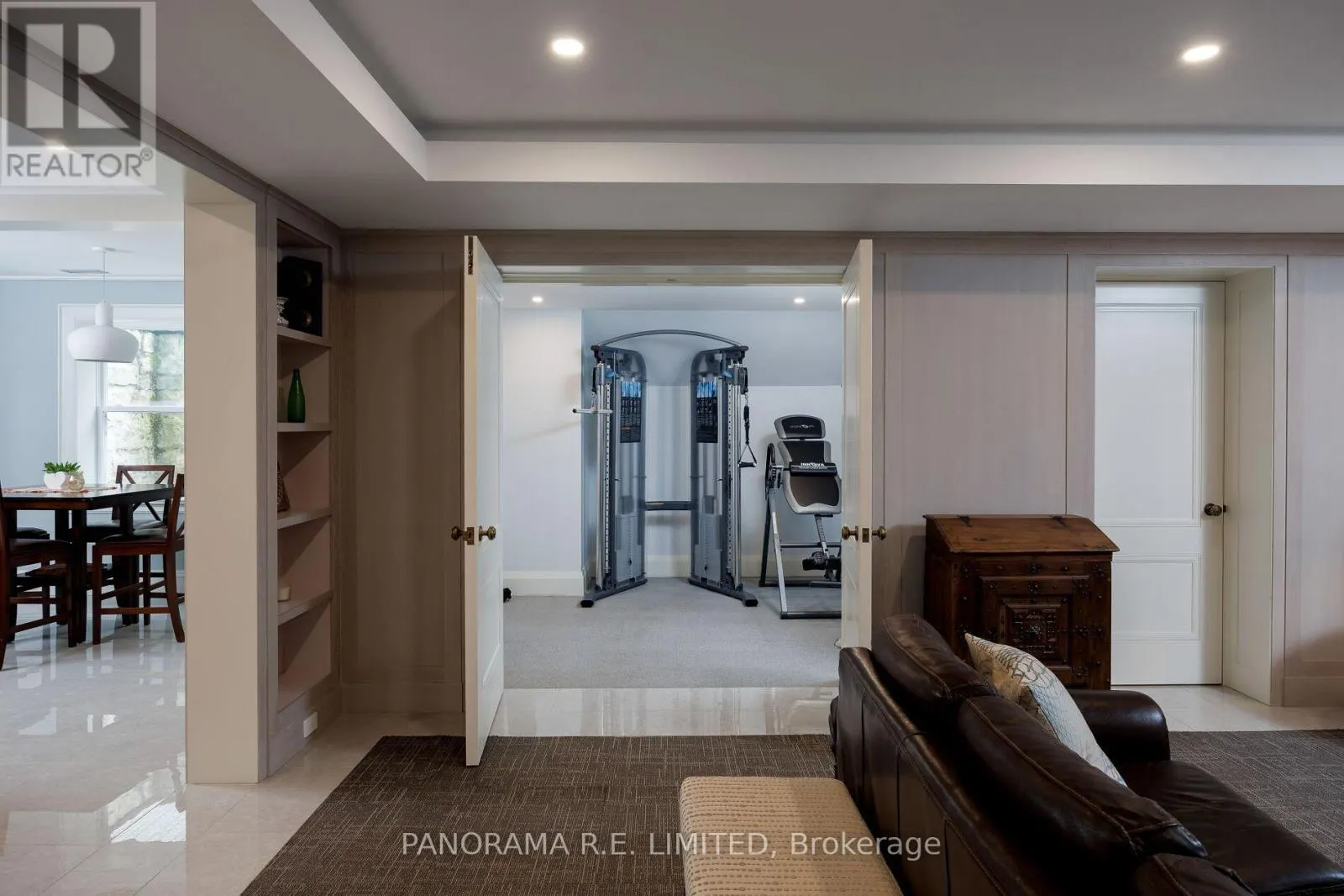 19 GRAYSTONE GARDENS