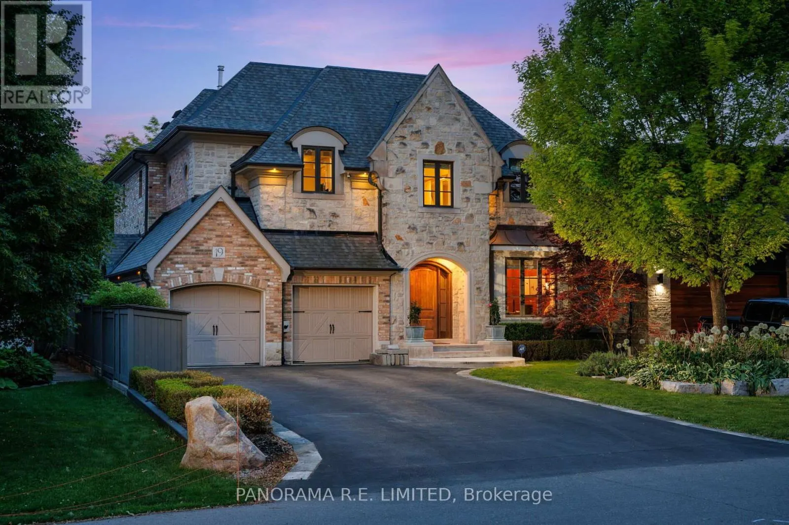 19 GRAYSTONE GARDENS