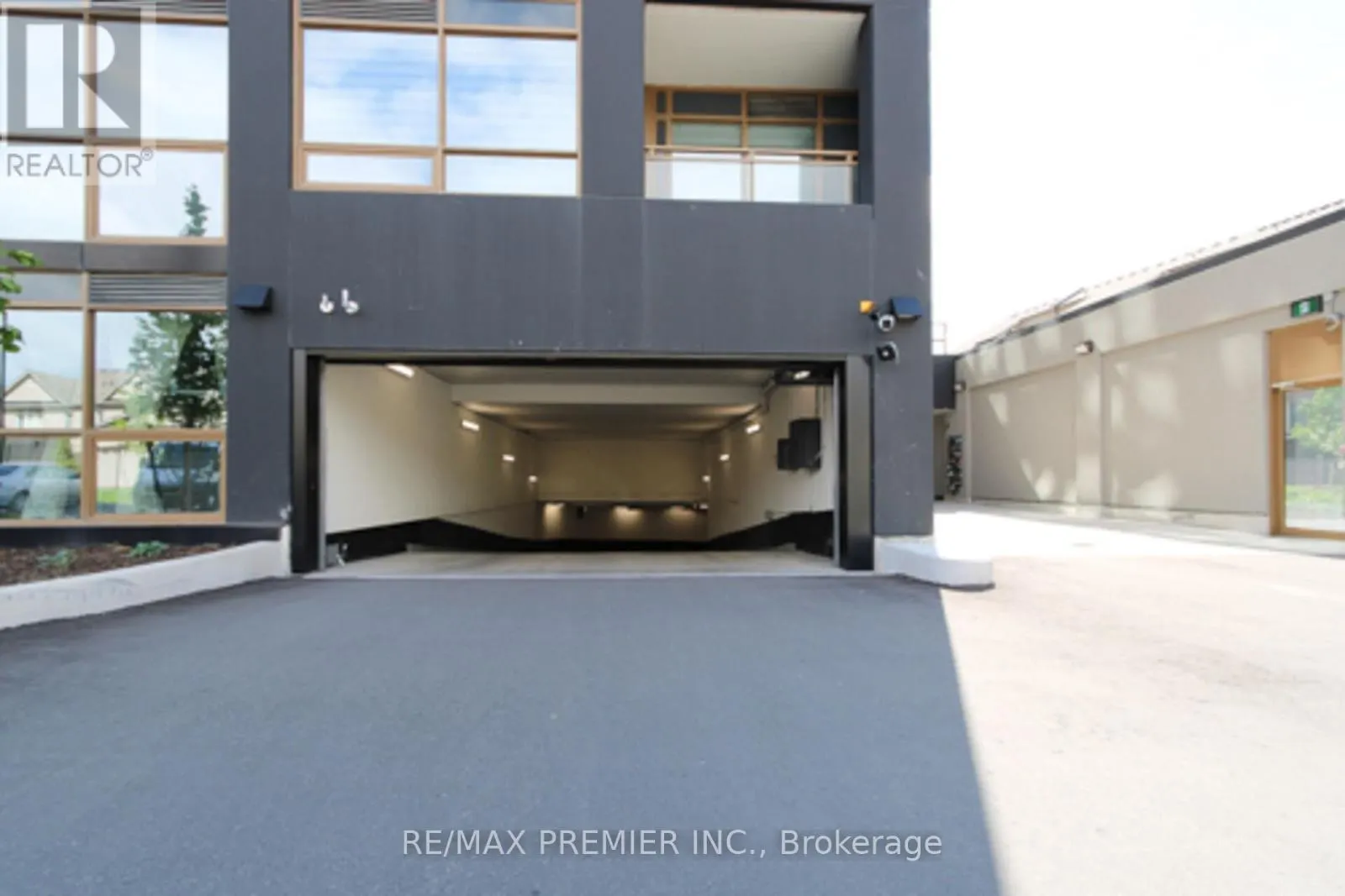 821 - 2343 KHALSA GATE W
