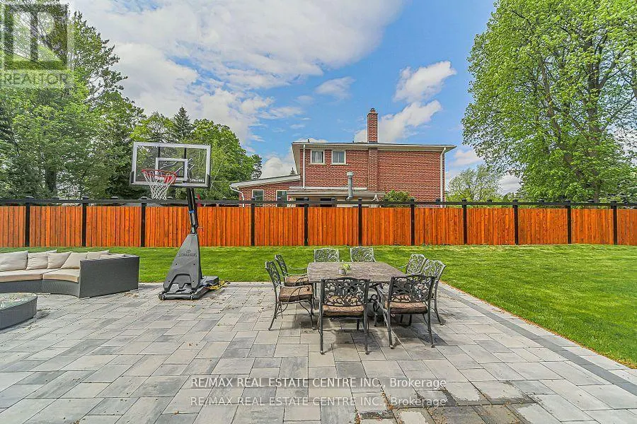 1 HAWTHORN CRESCENT
