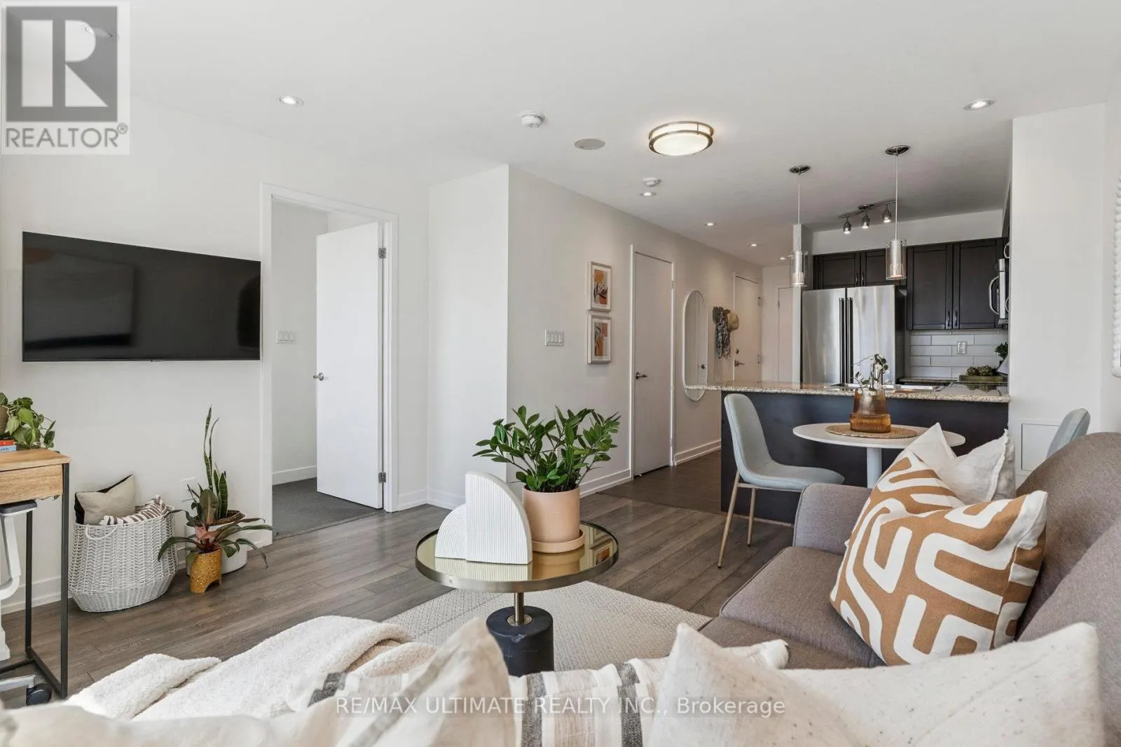 1402 - 816 LANSDOWNE AVENUE
