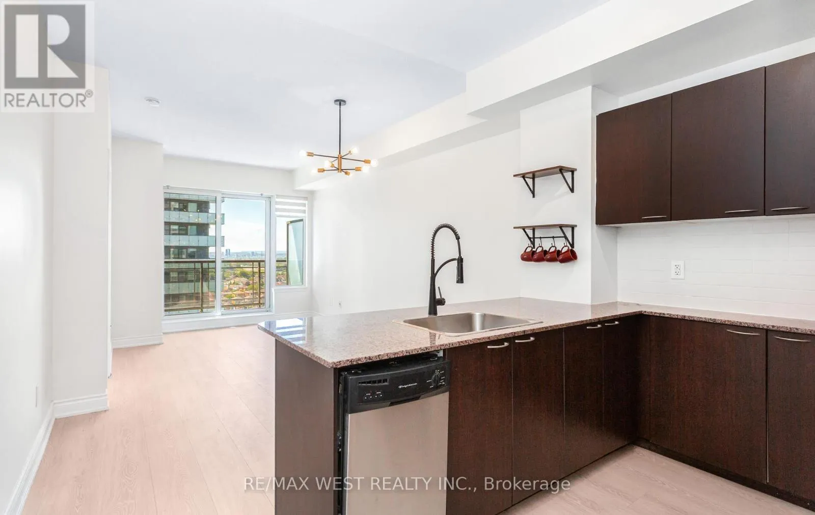 1709 - 385 PRINCE OF WALES DRIVE