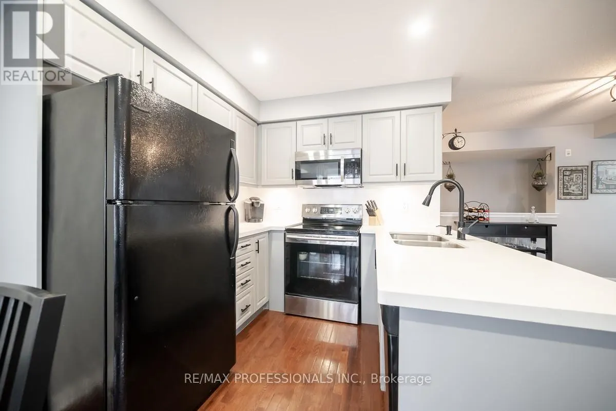 4 - 619 DUNDAS STREET W