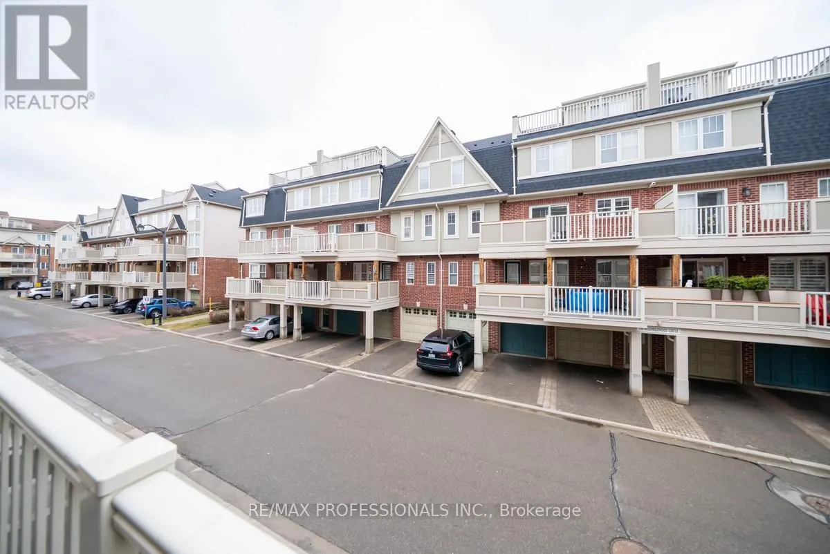 4 - 619 DUNDAS STREET W