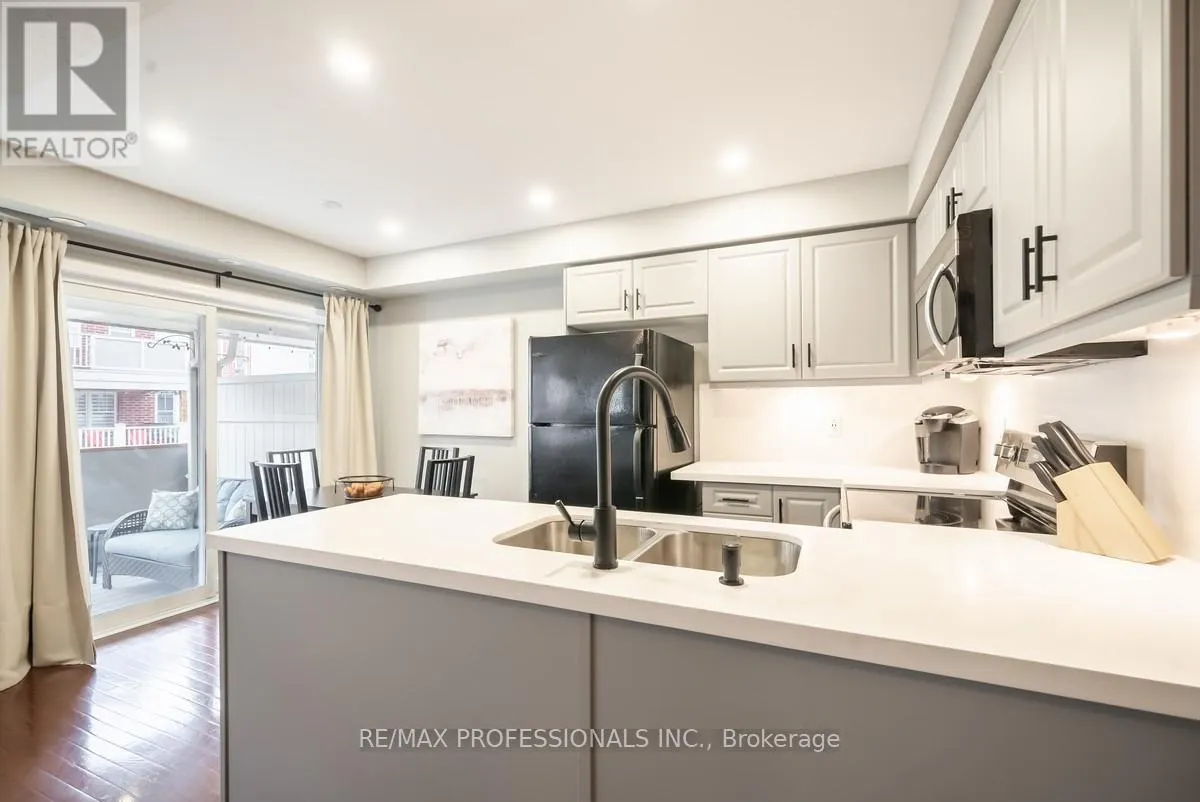 4 - 619 DUNDAS STREET W