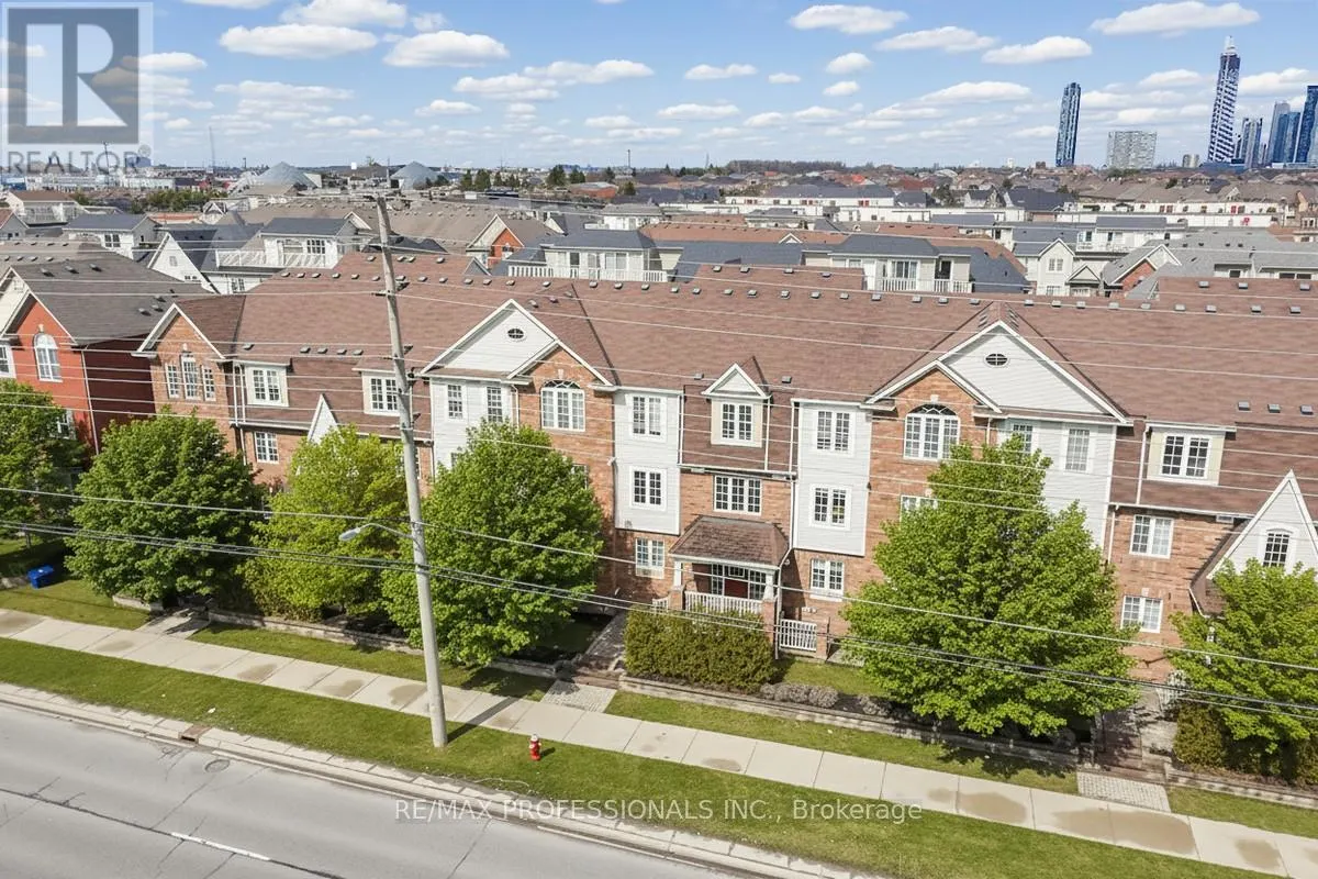4 - 619 DUNDAS STREET W