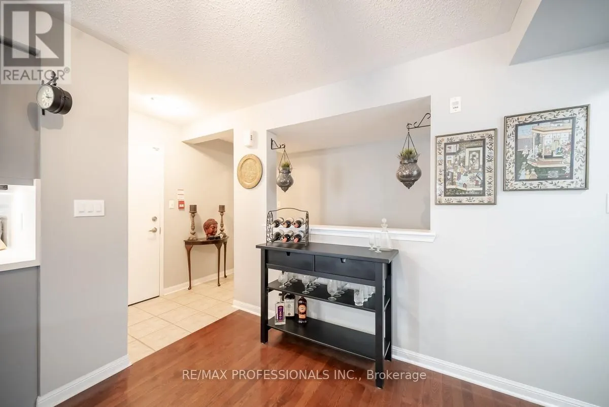 4 - 619 DUNDAS STREET W