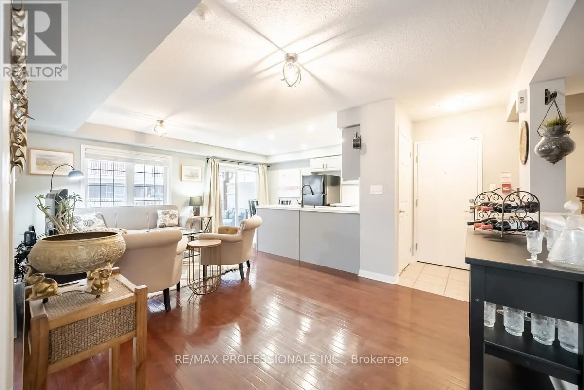 4 - 619 DUNDAS STREET W