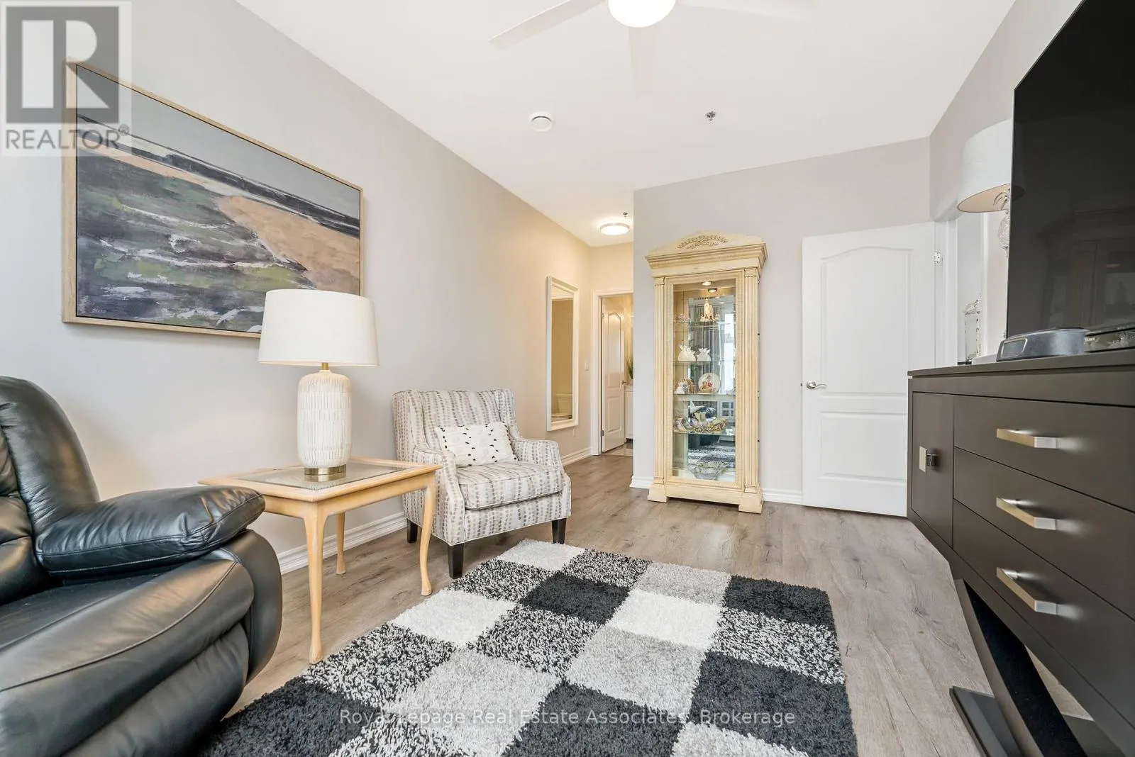 304 - 1370 COSTIGAN ROAD