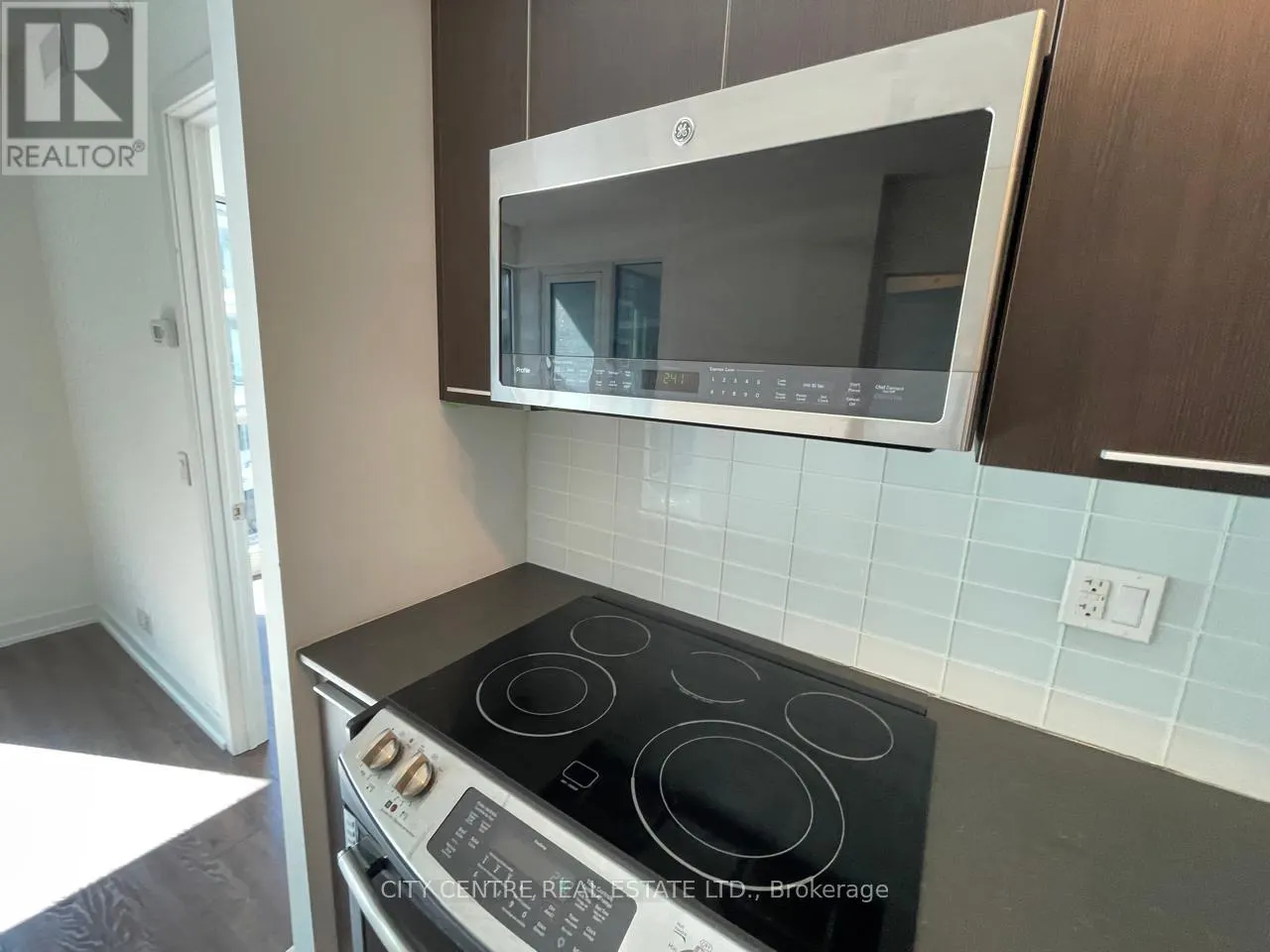 522 - 10 PARK LAWN ROAD