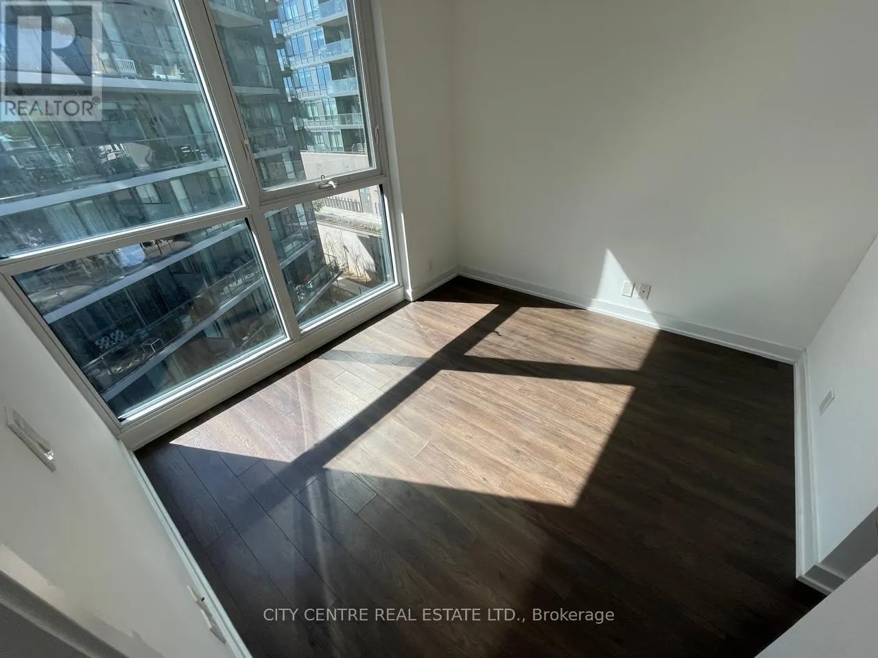 522 - 10 PARK LAWN ROAD
