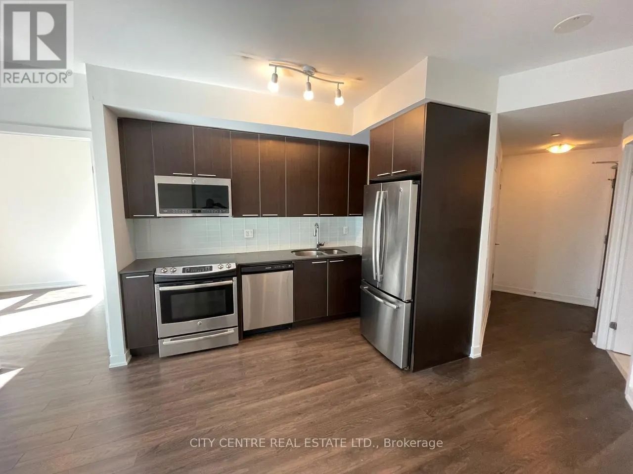 522 - 10 PARK LAWN ROAD