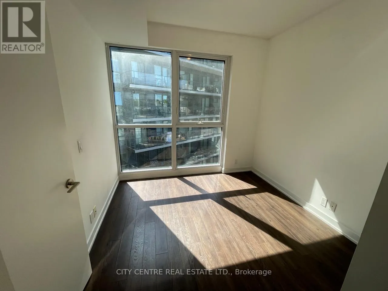 522 - 10 PARK LAWN ROAD