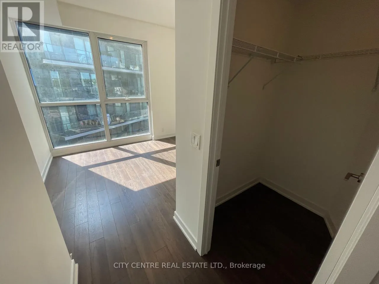 522 - 10 PARK LAWN ROAD
