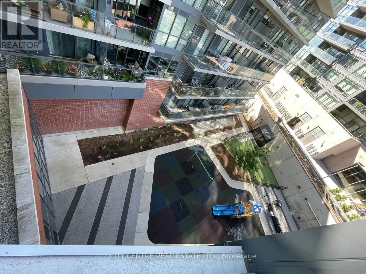 522 - 10 PARK LAWN ROAD