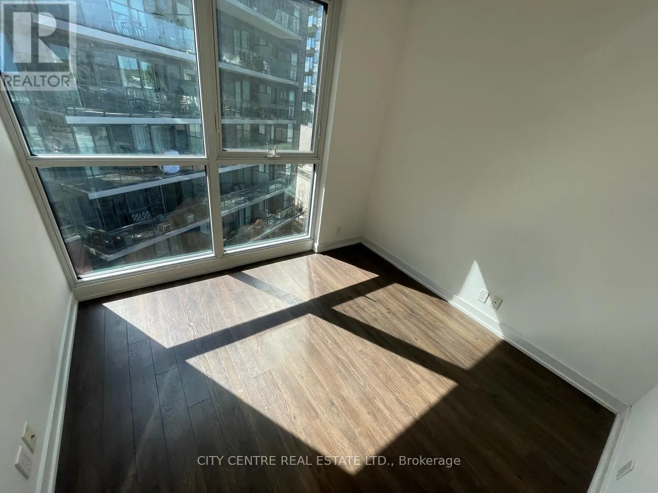 522 - 10 PARK LAWN ROAD