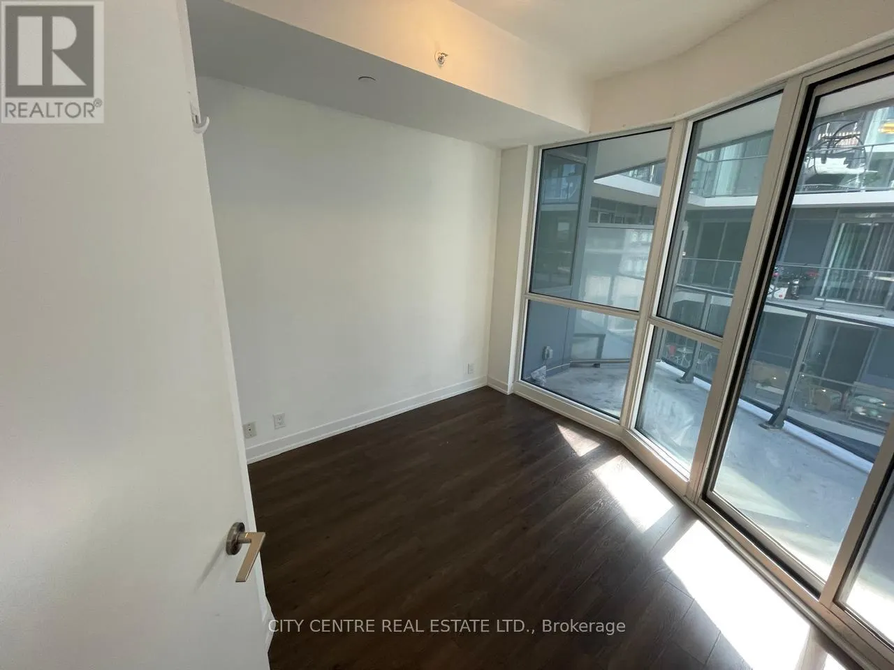 522 - 10 PARK LAWN ROAD