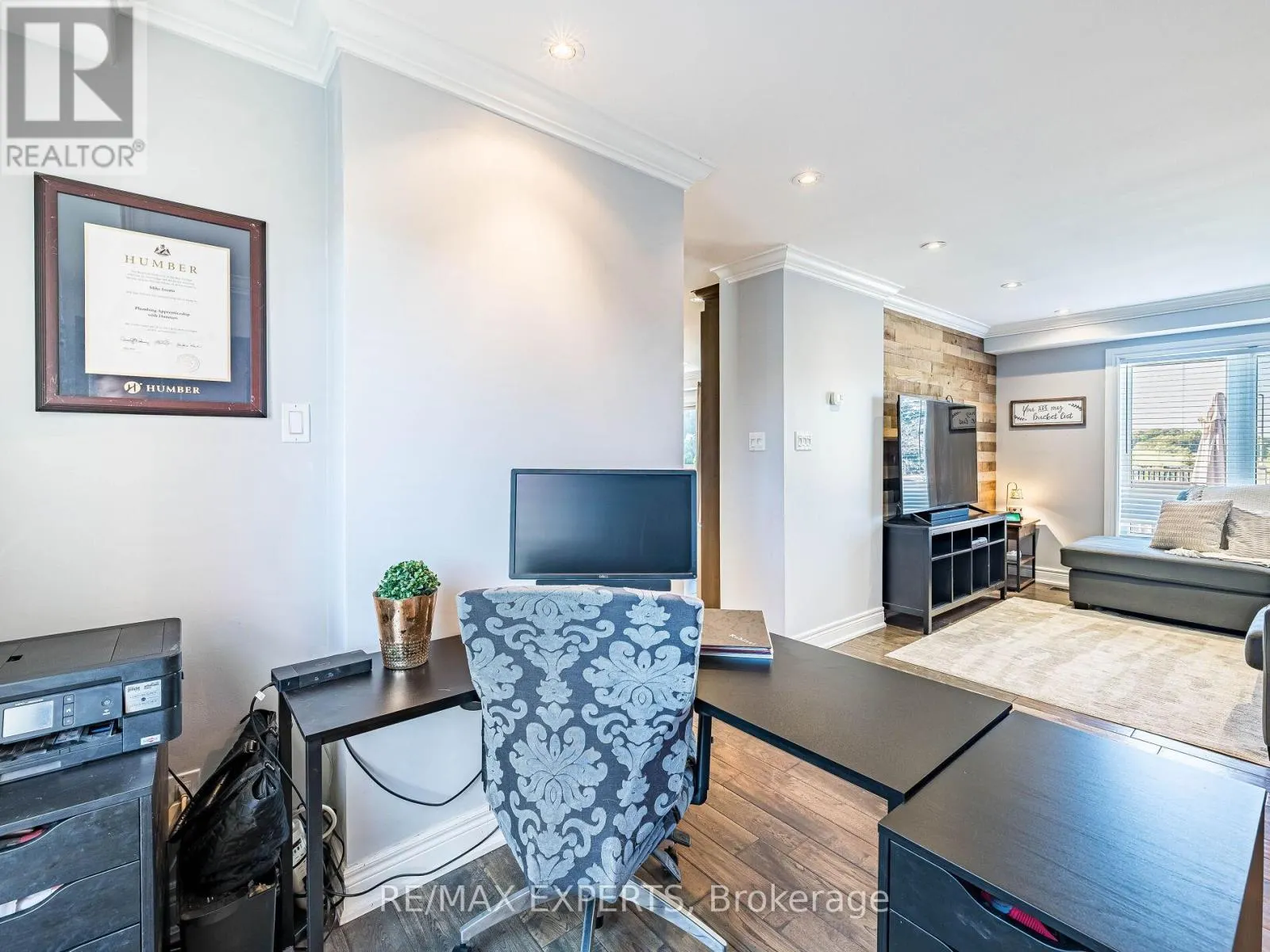 20 FOXCHASE DRIVE