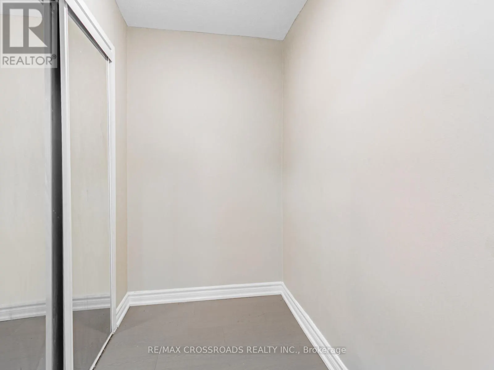 206 - 60 STEVENSON ROAD