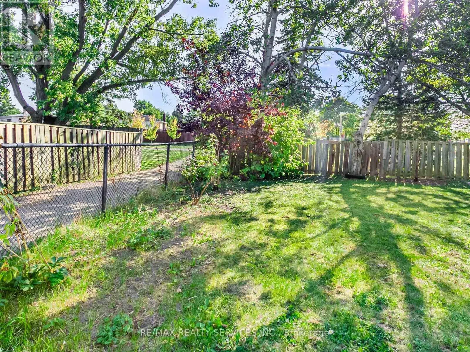 13 GOLD PINE COURT