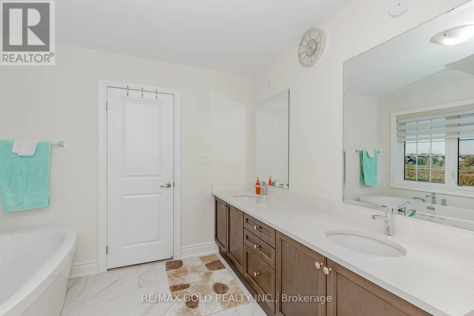 32 CLAREMOUNT DRIVE