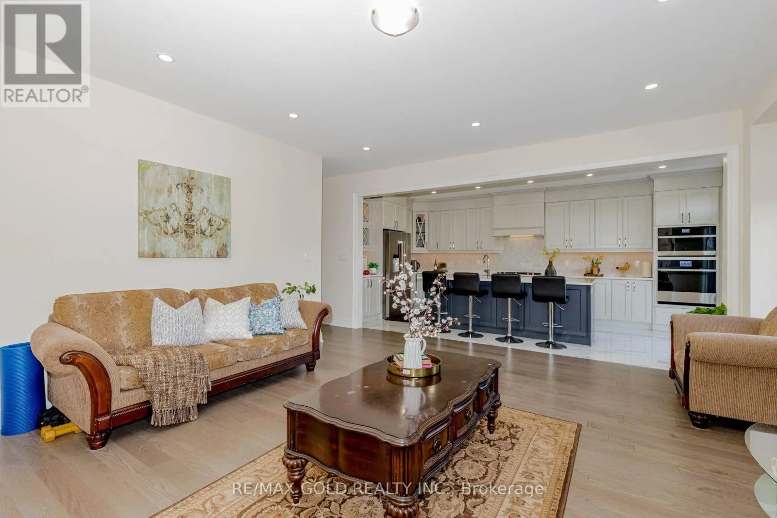 32 CLAREMOUNT DRIVE