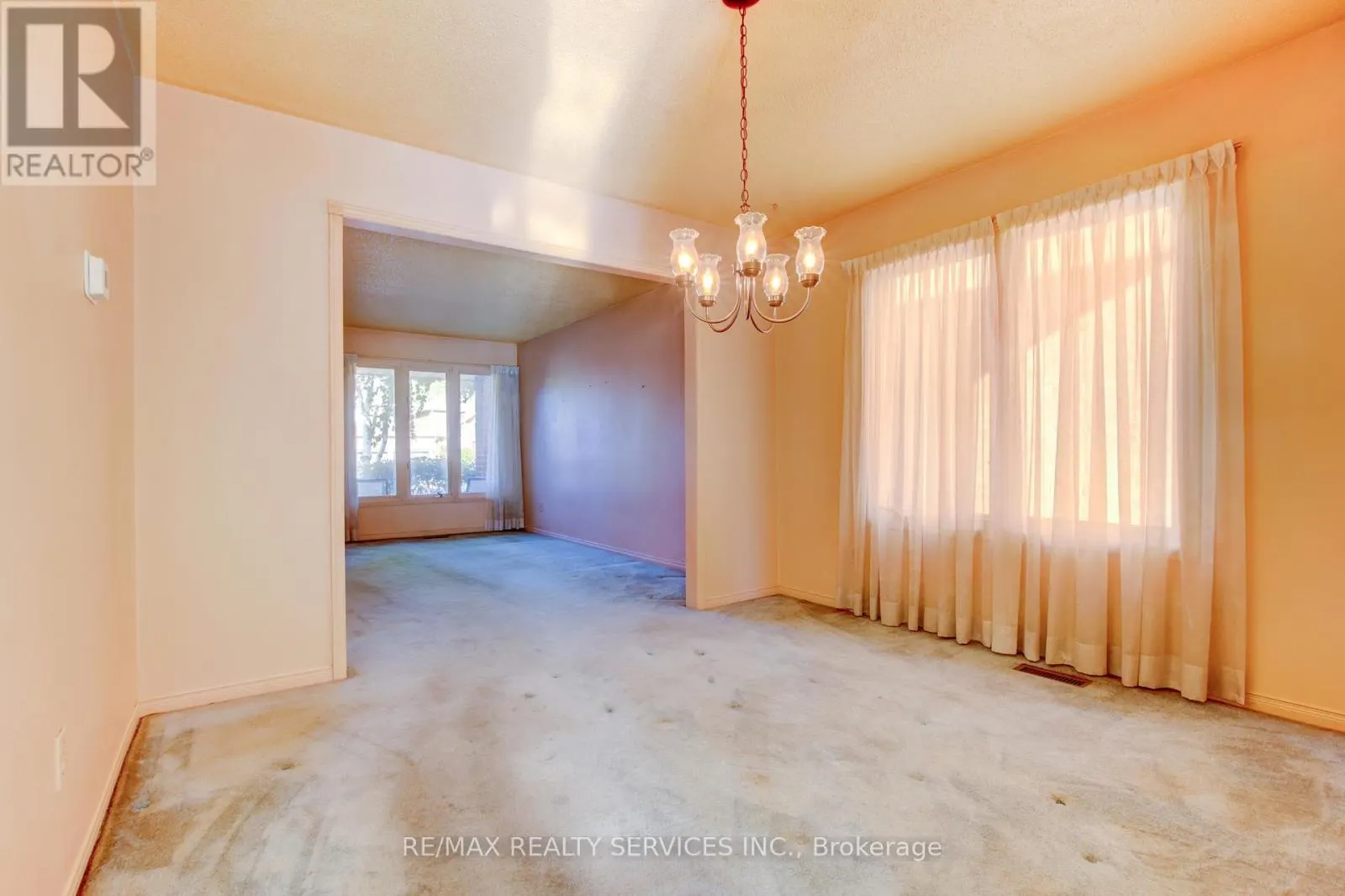37 LORD SIMCOE DRIVE