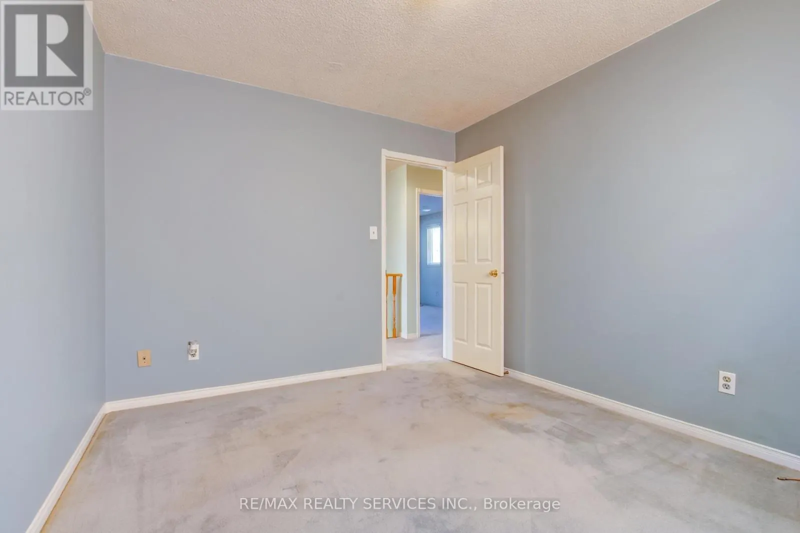 37 LORD SIMCOE DRIVE