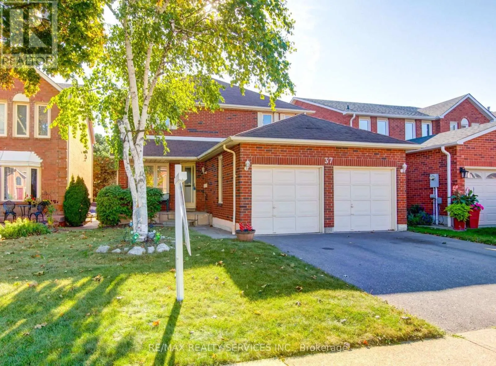 37 LORD SIMCOE DRIVE