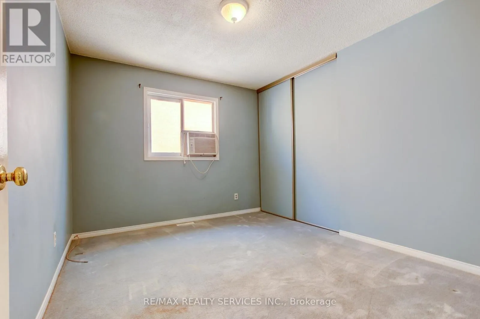 37 LORD SIMCOE DRIVE