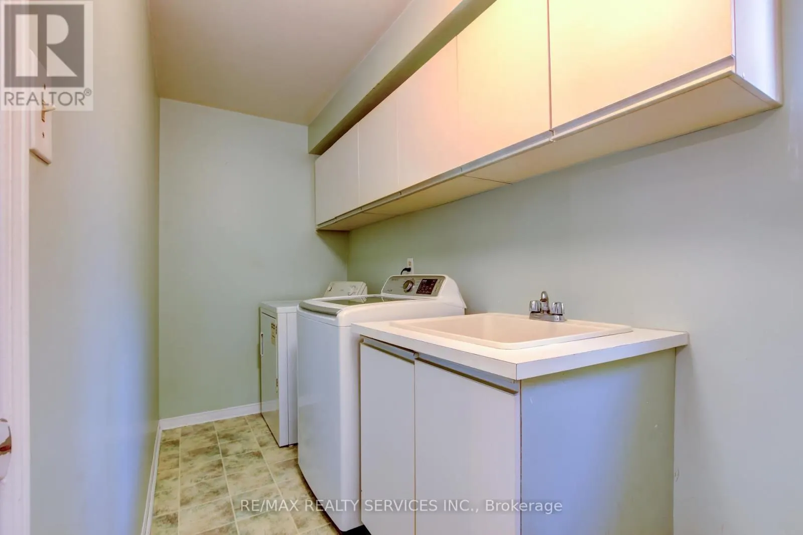 37 LORD SIMCOE DRIVE