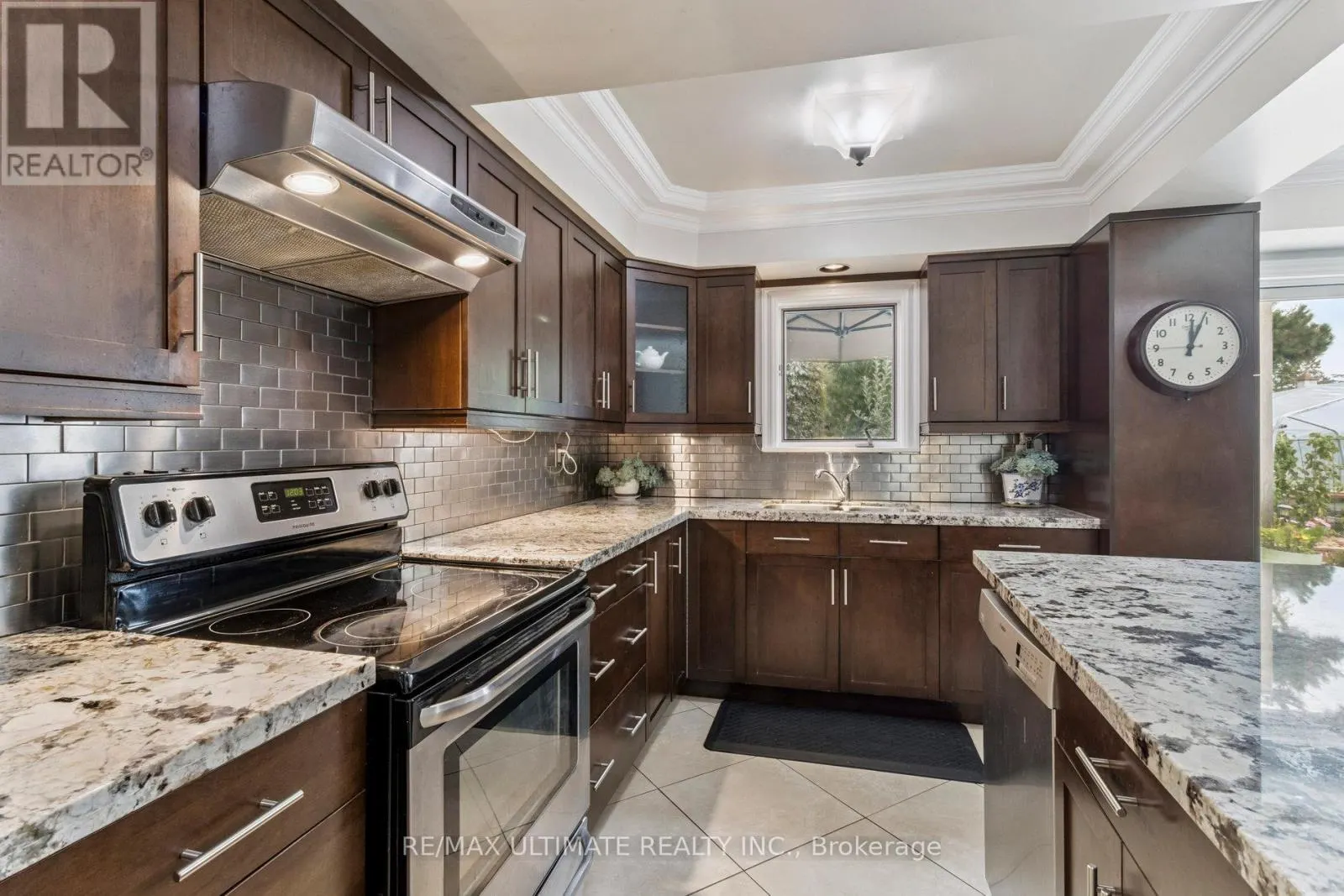 40 BIRCHVIEW CRESCENT