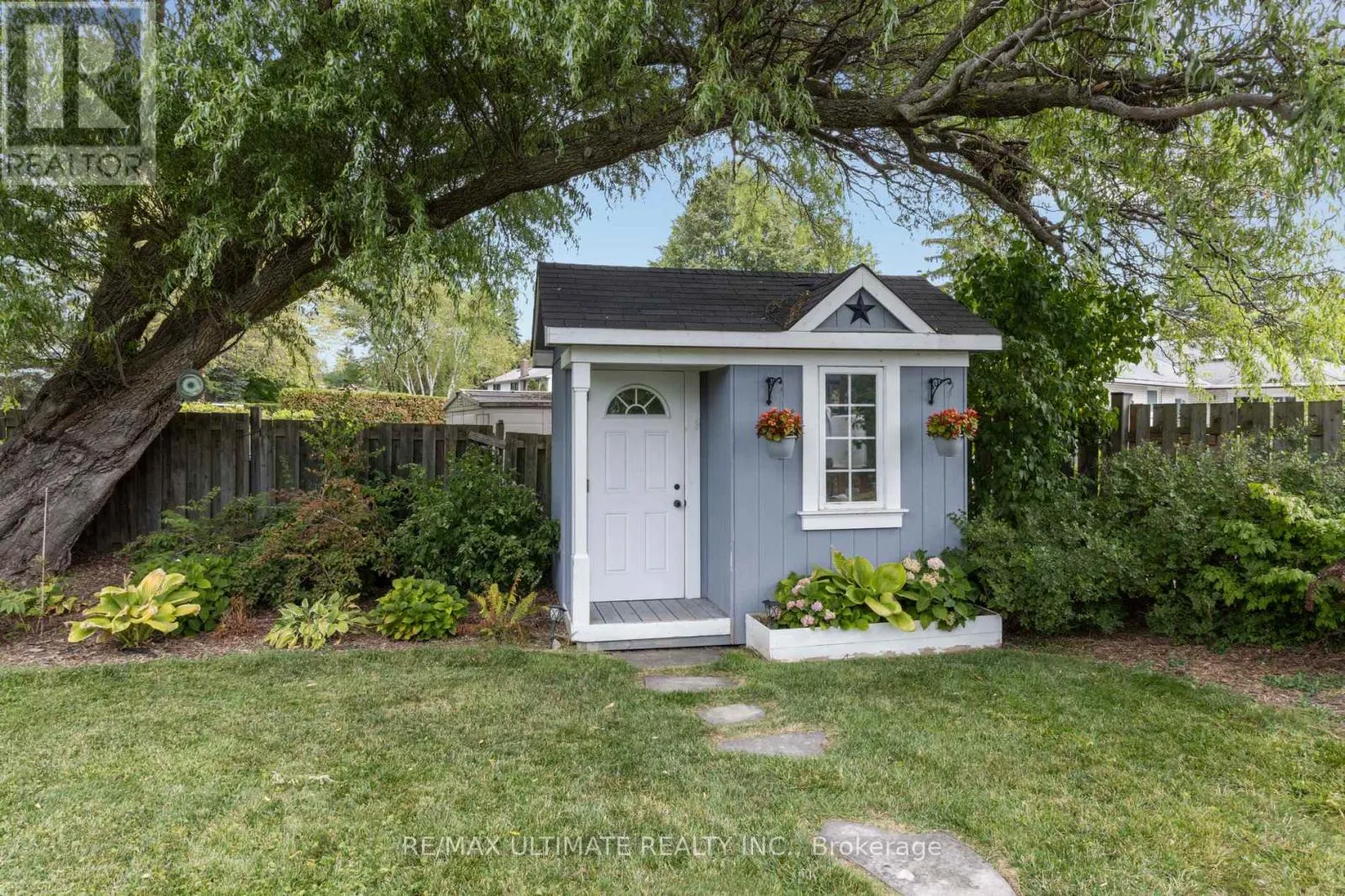 40 BIRCHVIEW CRESCENT