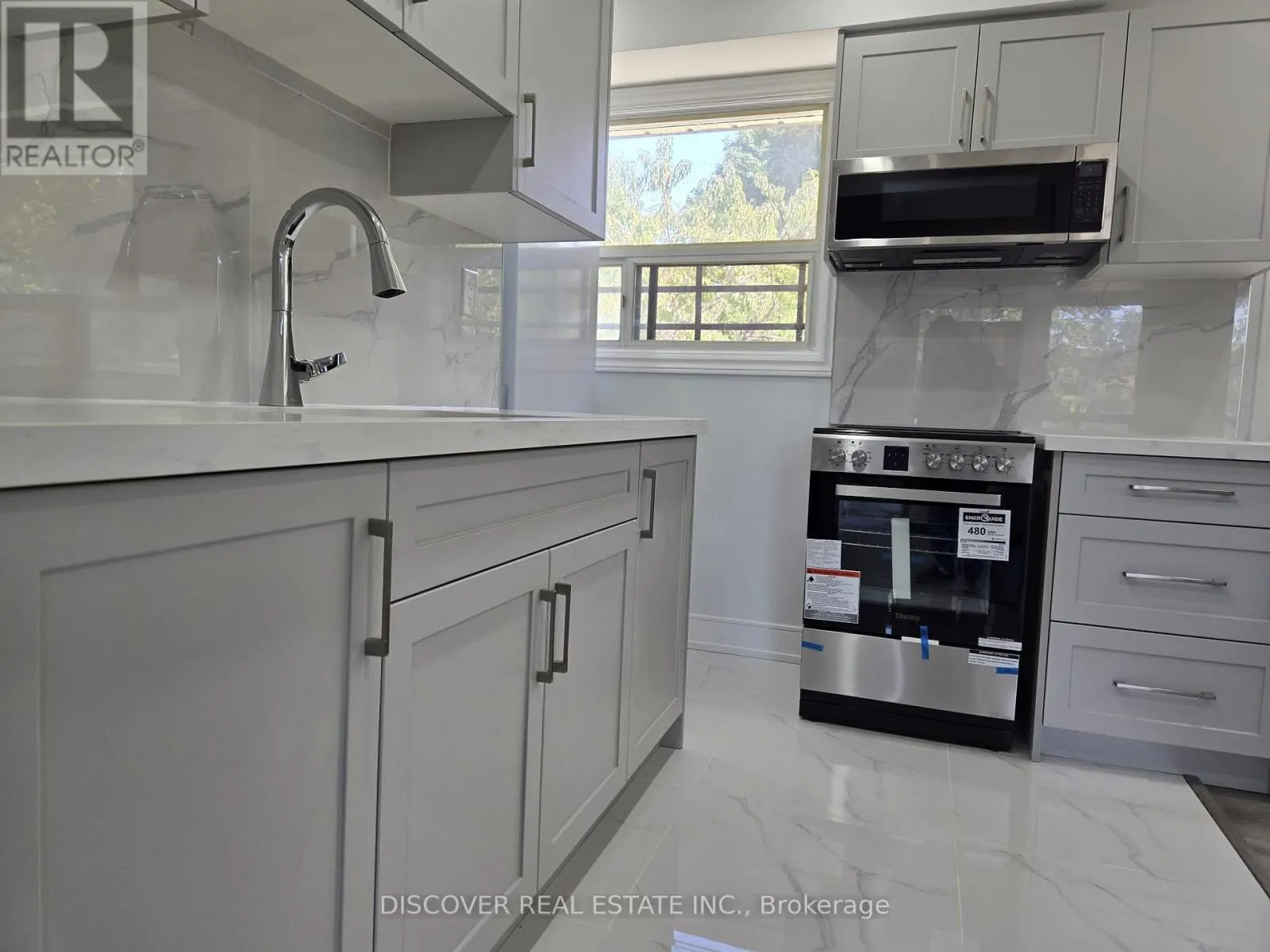 GROUND FLOOR ONLY - 186 FLORADALE DRIVE