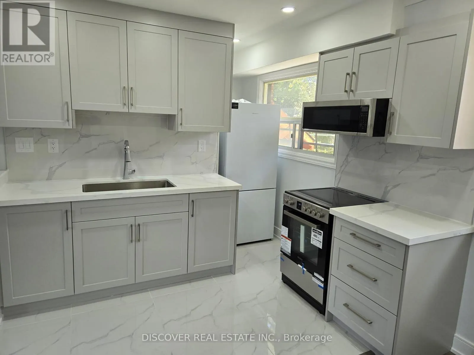GROUND FLOOR ONLY - 186 FLORADALE DRIVE