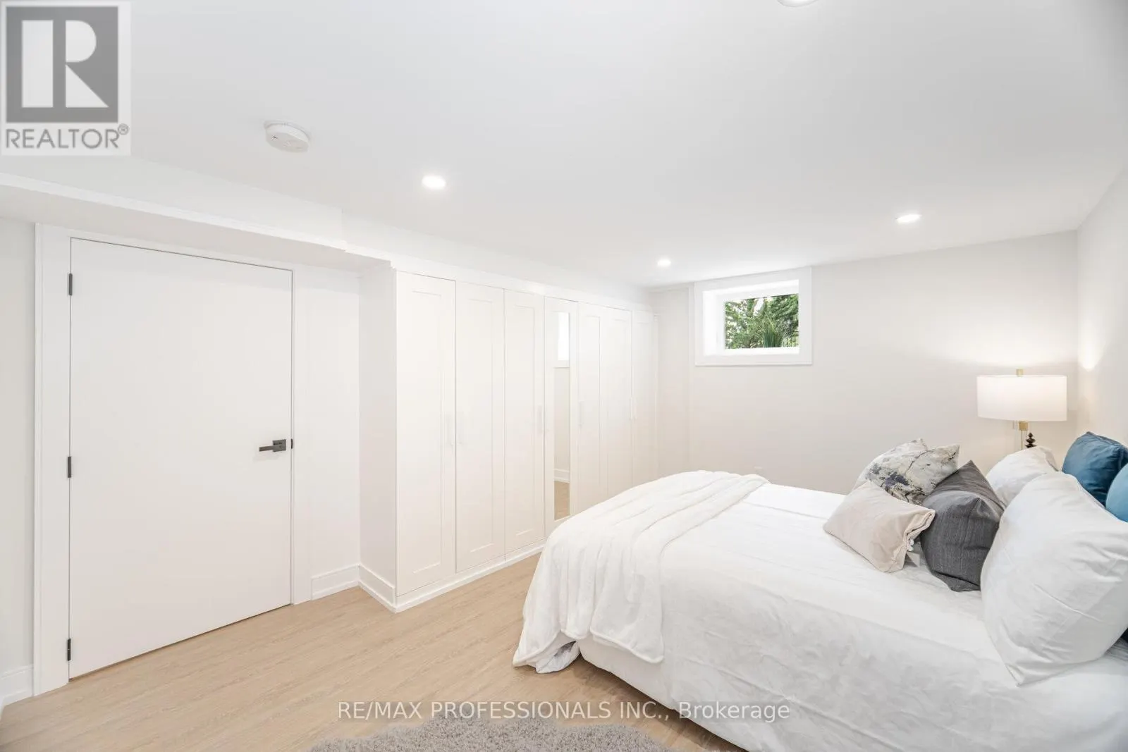4 LLOYD MANOR ROAD