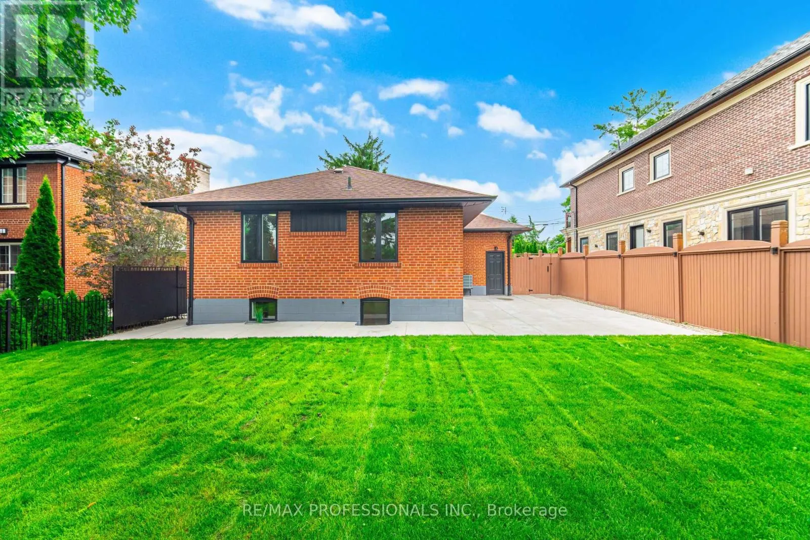 4 LLOYD MANOR ROAD