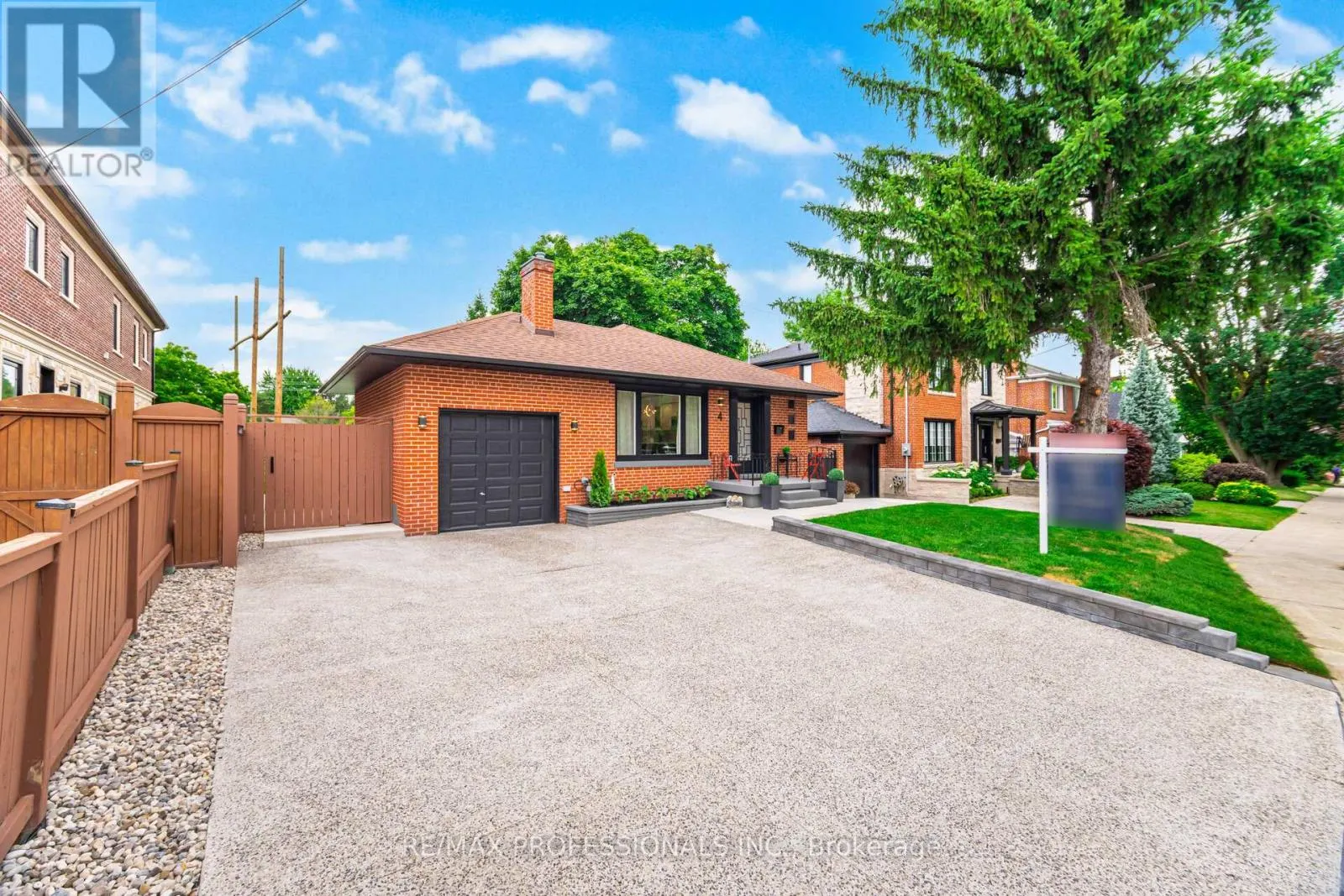 4 LLOYD MANOR ROAD