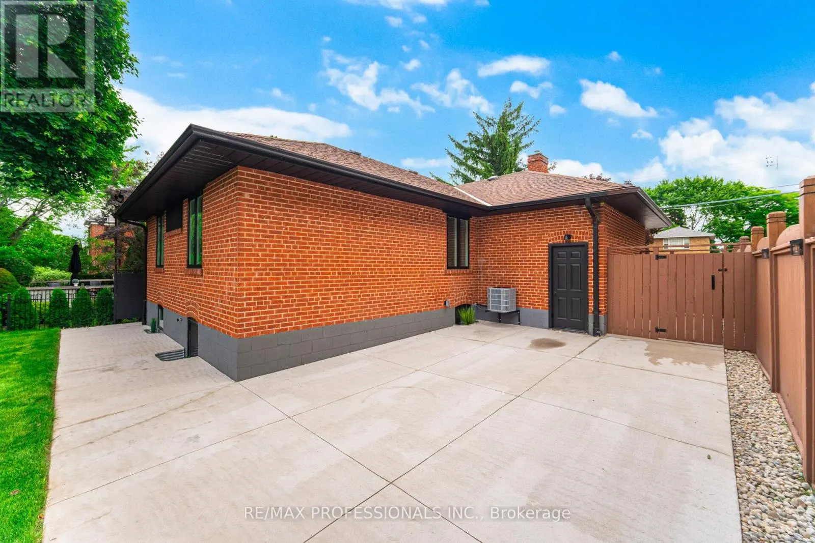 4 LLOYD MANOR ROAD