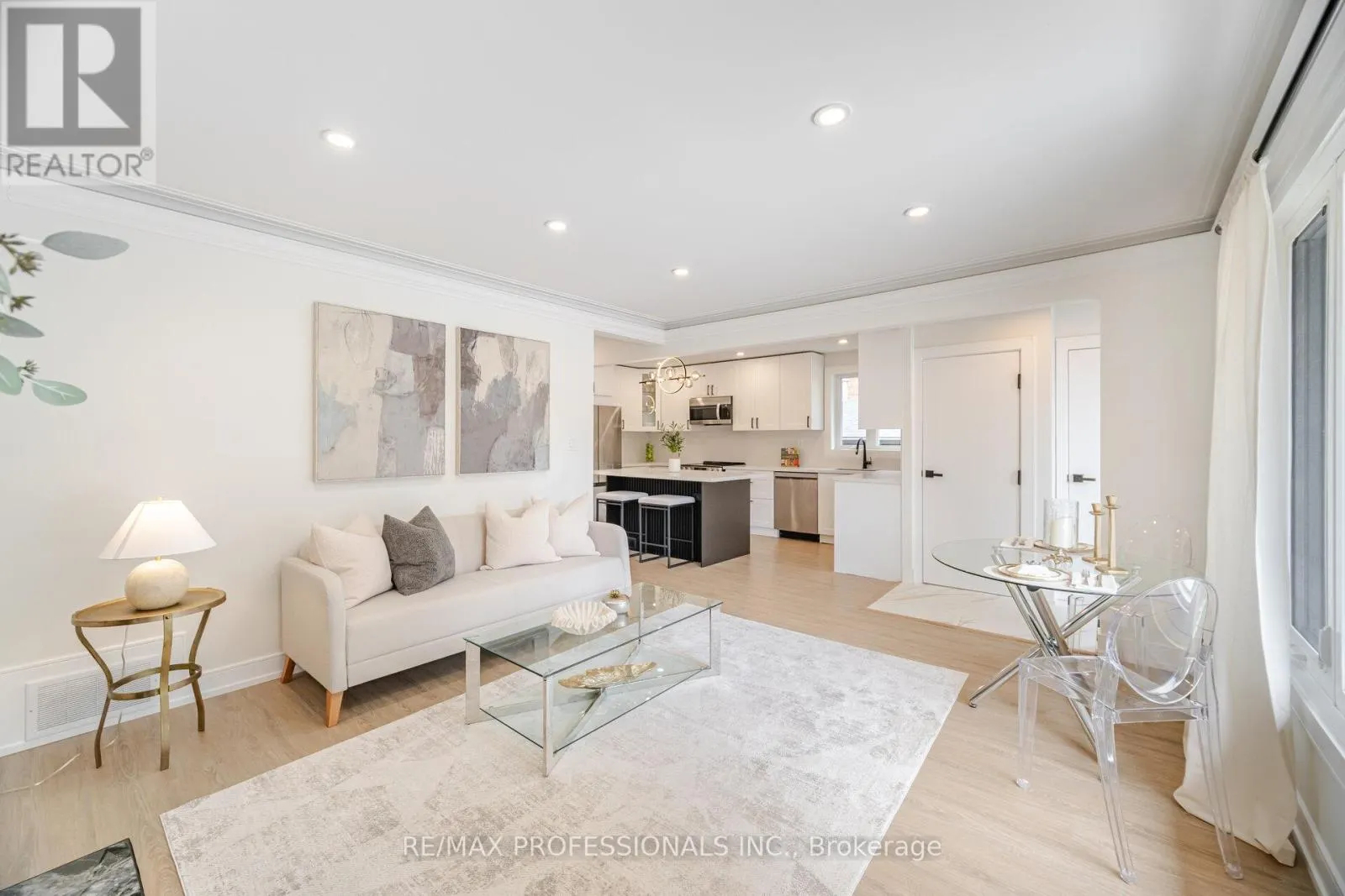4 LLOYD MANOR ROAD