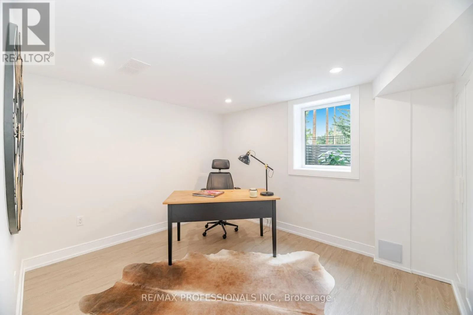 4 LLOYD MANOR ROAD