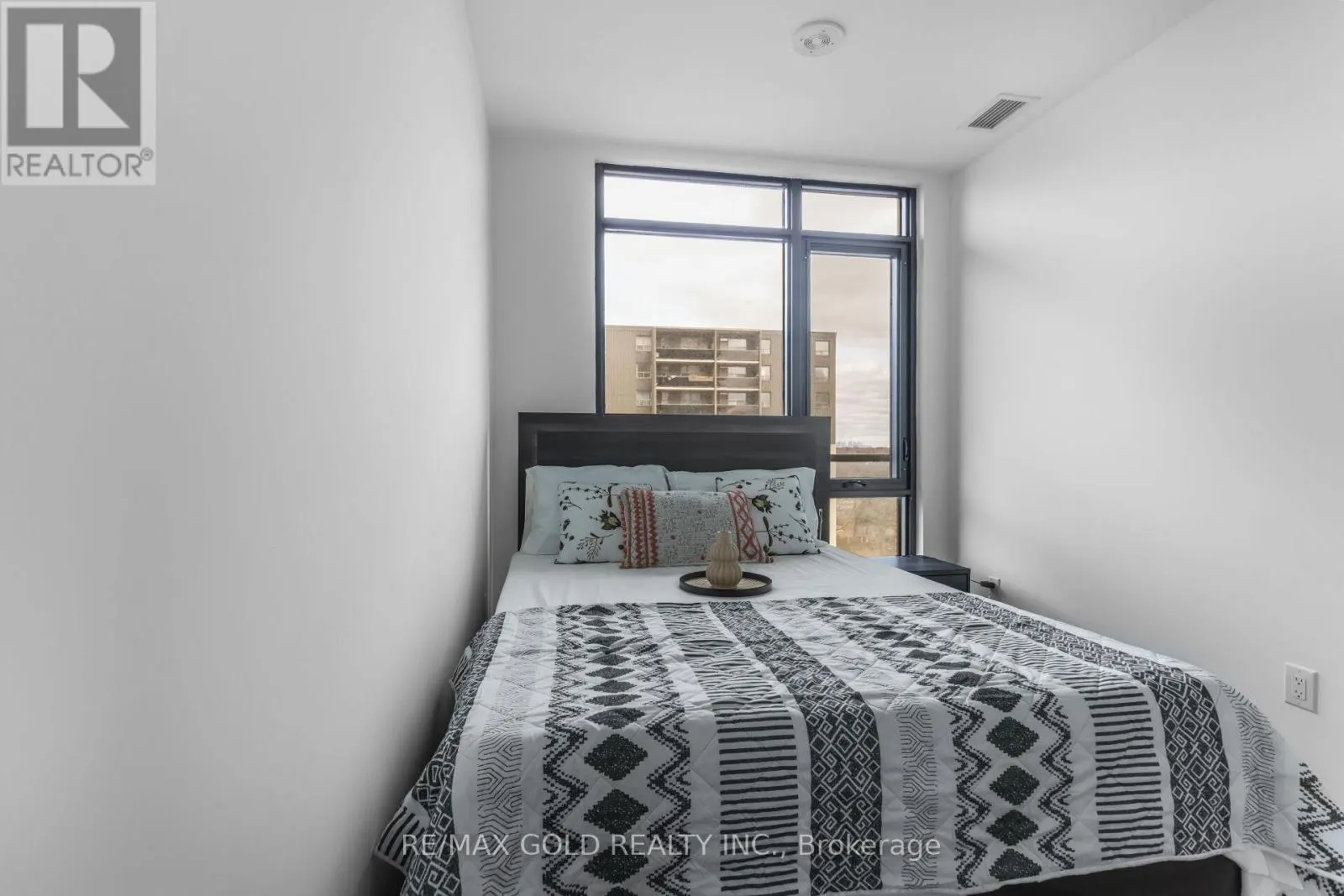 716 - 86 DUNDAS STREET E