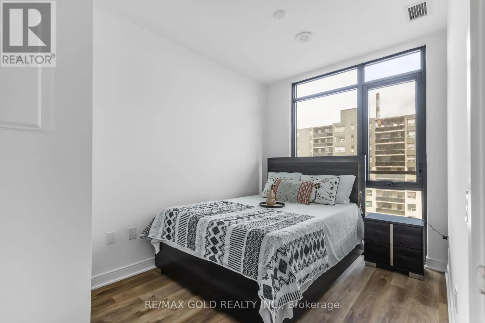 716 - 86 DUNDAS STREET E